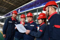 全国人大代表王忠才走进车间宣讲全国两会精神