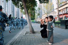 徒步拉练，安徽矿业职业技术学院新生军训追寻长征足迹